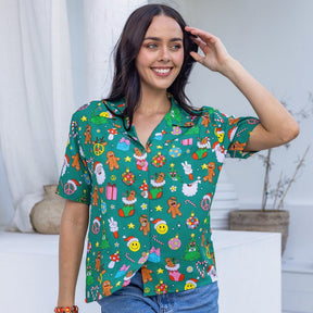 Bring on the holidays! Get festive in our Holidaze Women's Christmas shirt, made of soft rayon material. Featuring colourful and retro Christmas elements like Santa, gingerbread and candy canes on a green base, it's sure to give your wardrobe the jolly treatment it deserves!