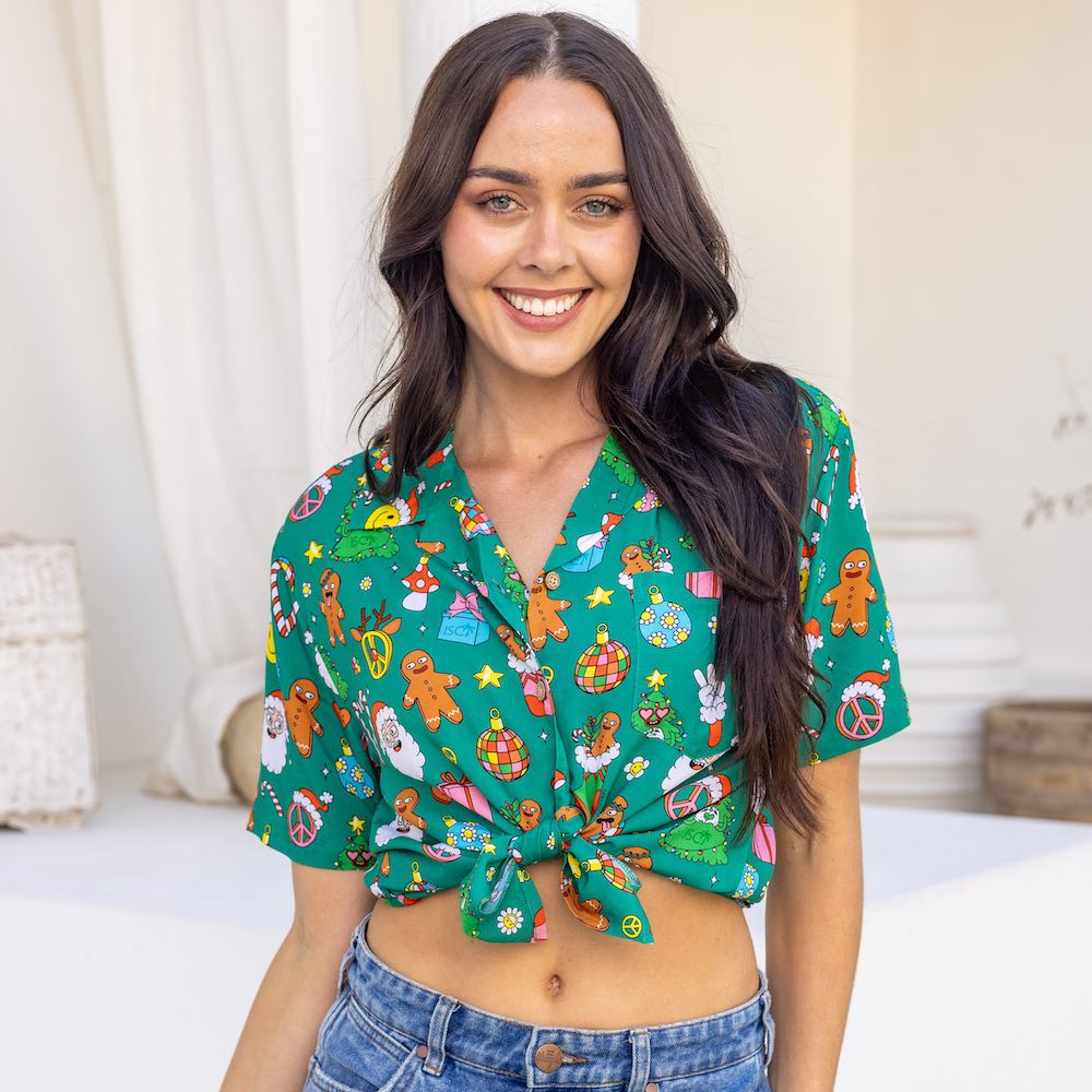 Bring on the holidays! Get festive in our Holidaze Women's Christmas shirt, made of soft rayon material. Featuring colourful and retro Christmas elements like Santa, gingerbread and candy canes on a green base, it's sure to give your wardrobe the jolly treatment it deserves!