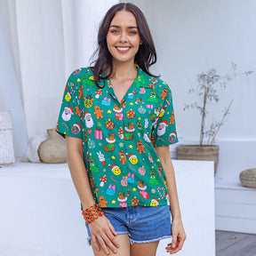 Bring on the holidays! Get festive in our Holidaze Women's Christmas shirt, made of soft rayon material. Featuring colourful and retro Christmas elements like Santa, gingerbread and candy canes on a green base, it's sure to give your wardrobe the jolly treatment it deserves!
