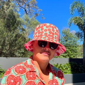 Bringing you the perfect way to top off your show-stopping Festival 'fit. Get two for the price of one with our reversible bucket hats. One side is our Groovy Grapefruit and the other side is our Shake Ya Melons. Pimm's o'clock is approaching; you pour, we've prepped the fruit. Level up the look with the Matching Mens or Unisex Shirts Groovy Grapefruit Reversible design - Shake Ya Melons on the flipside 100% Polyester Brim width - 6cm